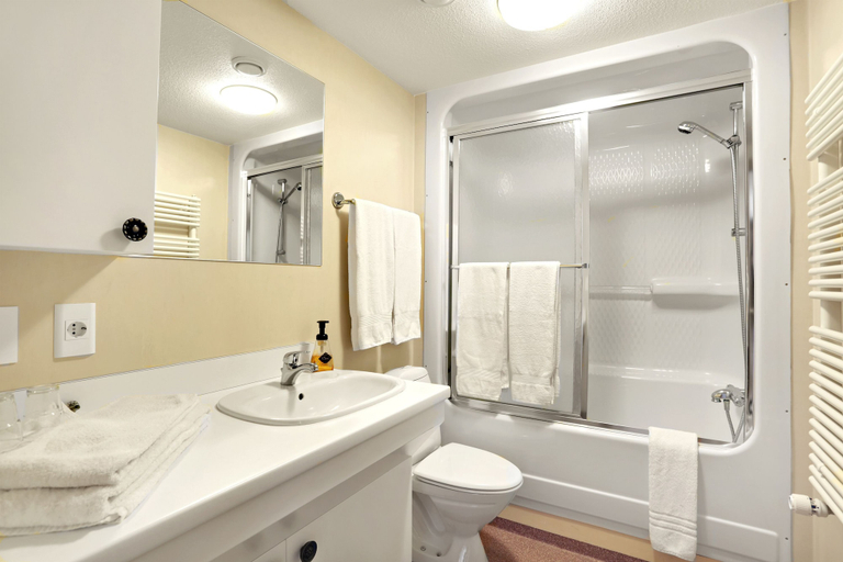 Bathroom 4, Eldey Airport Hotel, Reykjanesbær
