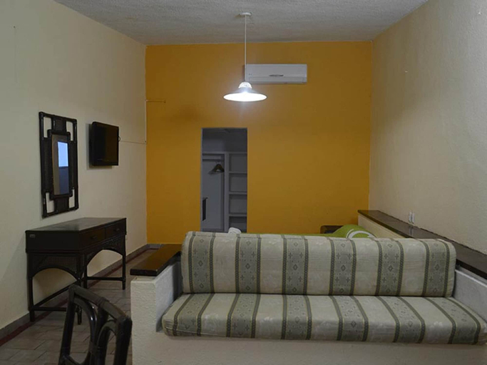 Others 5, Hotel Chachalacas, Úrsulo Galván