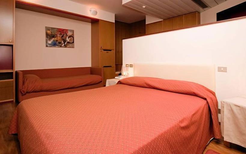 Bedroom 3, Grand Hotel President, Pordenone