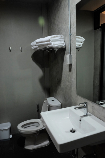 Bathroom 4, Cloudy Hostel, Ratchathewi
