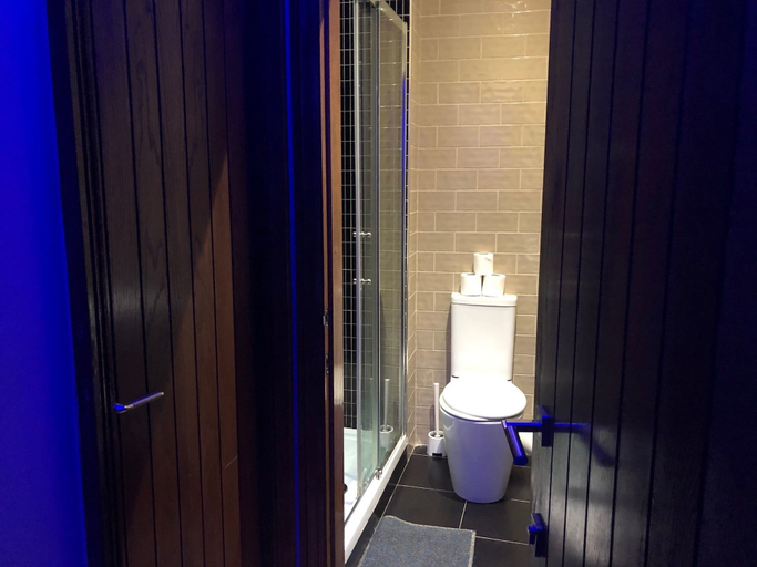 Bathroom 4, Crystal Lodge Hotel, London