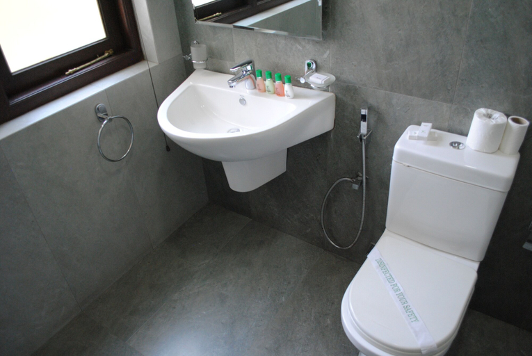 Bathroom 5, Hotel Yo, K.F.G. & G. Korale