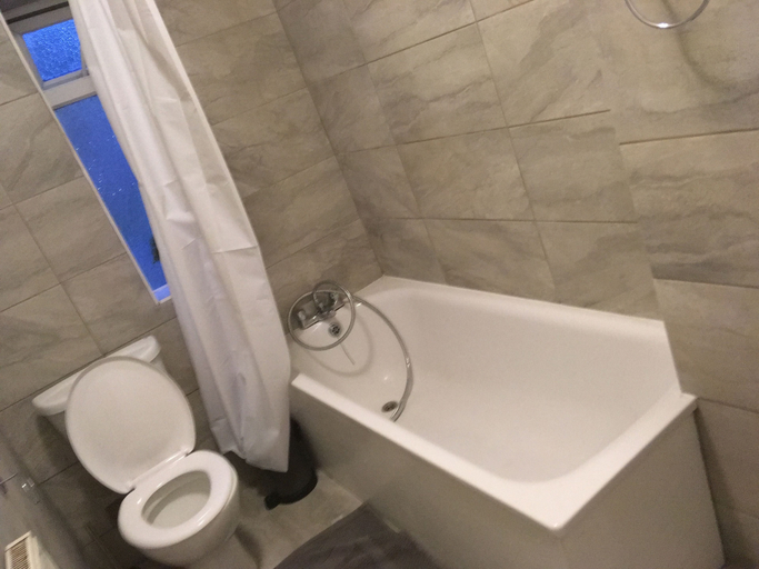 Bathroom 2, Kingswood Apartment, London