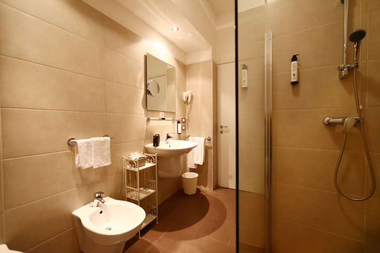 Bathroom 5, Hotel Italia, Verona