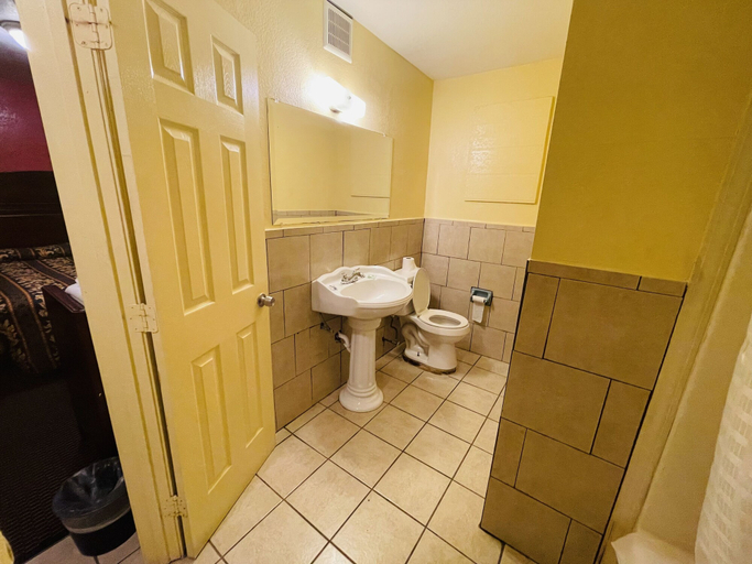Bathroom 3, Royal Palms Motel & RV Park, Orleans