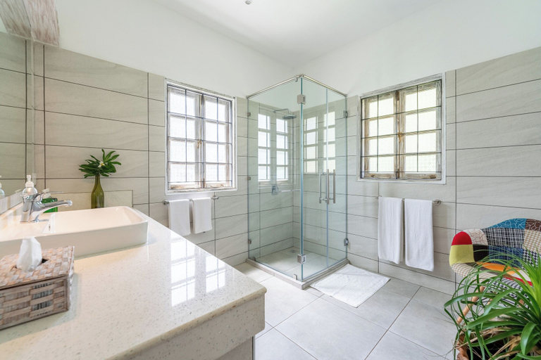 Bathroom 3, Hibiscus, Msambweni
