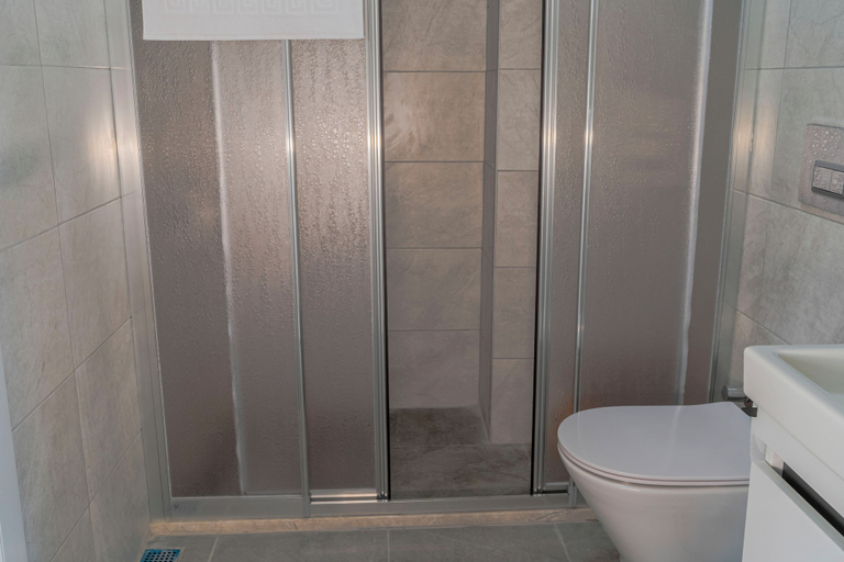 Bathroom 5, Mea Reisdere, Çeşme
