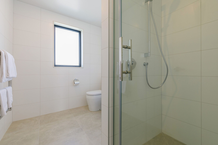 Bathroom 3, Hero Holiday House L12, Waitakere