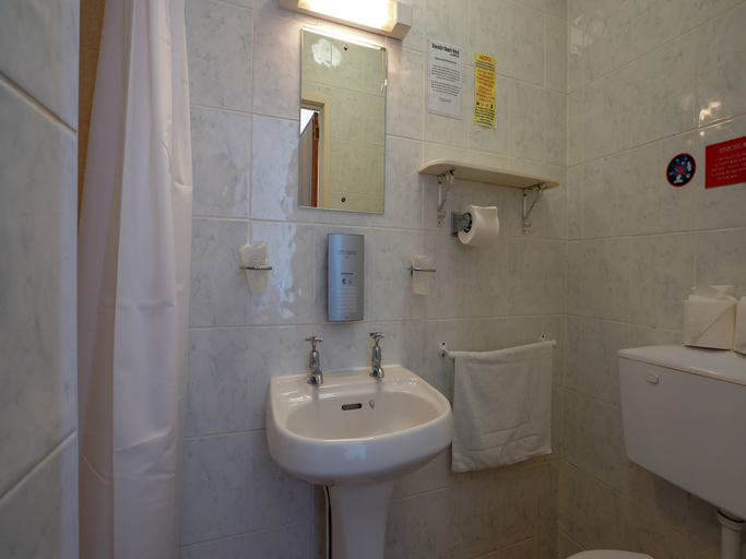 Bathroom 3, OYO Shanklin Beach Hotel, Isle of Wight