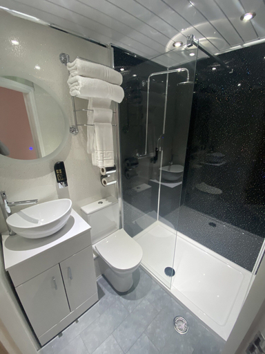 Bathroom 5, Ville Hotel, Manchester