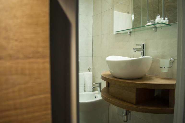 Bathroom 5, Hotel Bella Napoli, Napoli