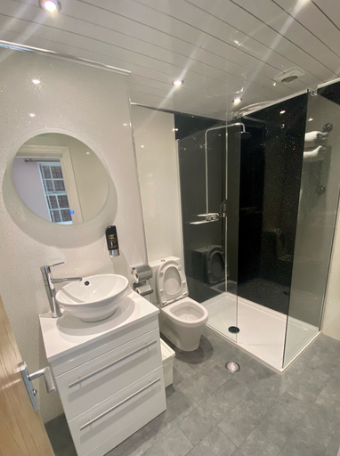 Bathroom 5, Ville Hotel, Manchester