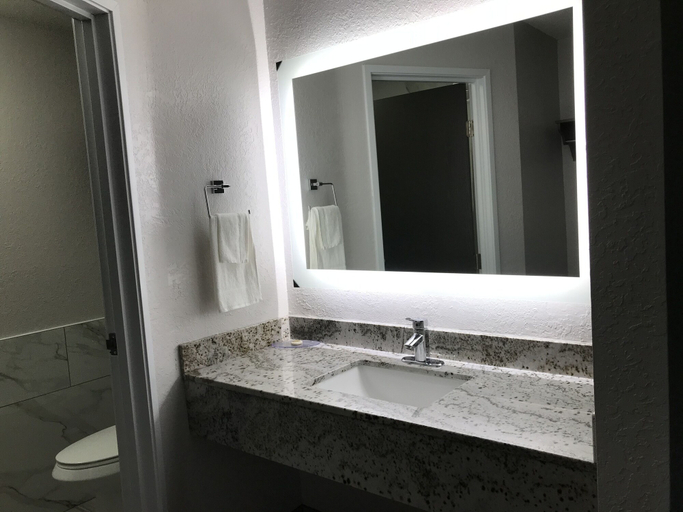 Bathroom 4, HomeTown Inn, Wright