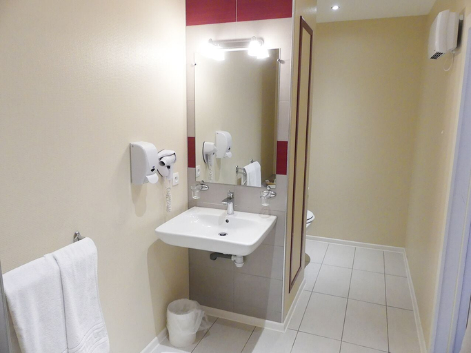 Bathroom 4, Hotel Restaurant Aux Deux Roses, Haut-Rhin