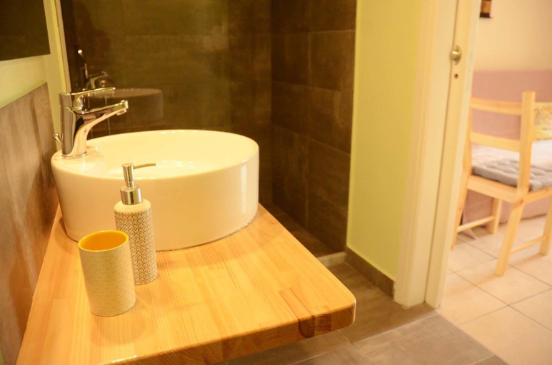 Bathroom 3, Circle Inn, Attica