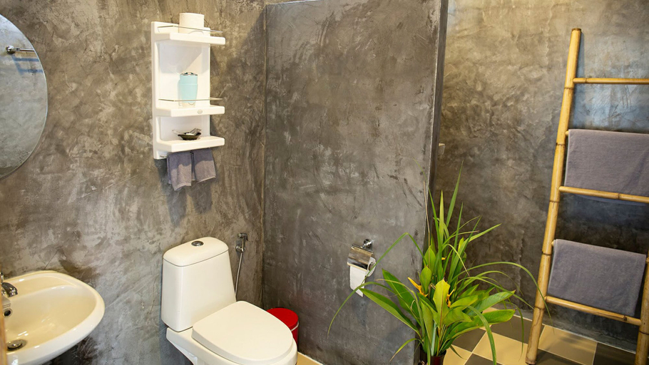 Bathroom 5, Enda Lanta Bungalows, Ko Lanta