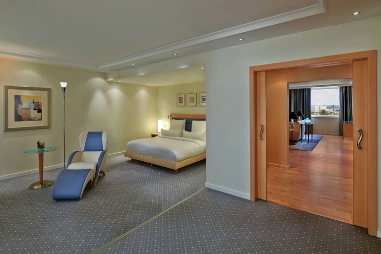 Bedroom 2, Hilton Düsseldorf, Düsseldorf
