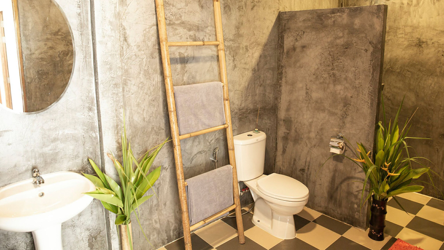Bathroom 5, Enda Lanta Bungalows, Ko Lanta