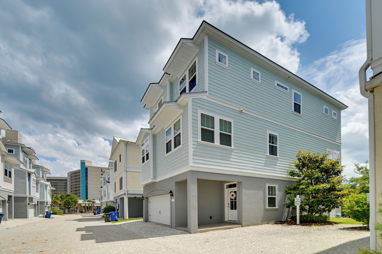 Exterior & Views 2, 1 Block to Beach! Breezy Myrtle Beach Getaway, Horry