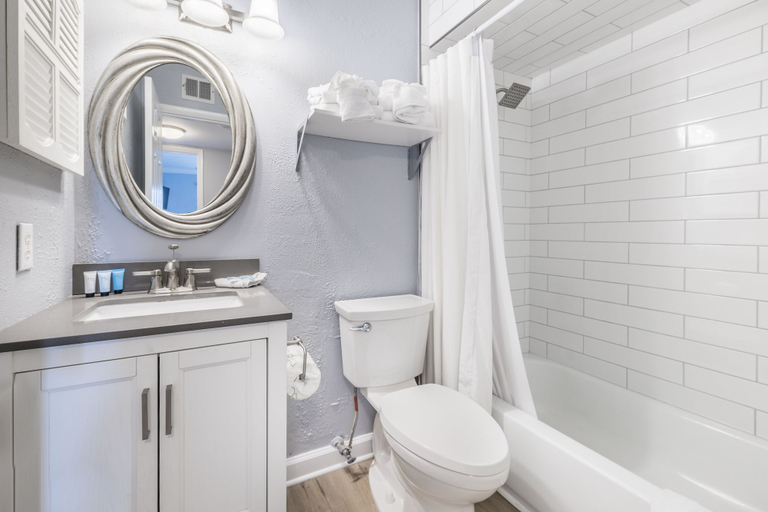 Bathroom 4, Plantation East, Baldwin