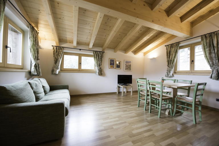 Others 4, Chalet Elena, Sondrio