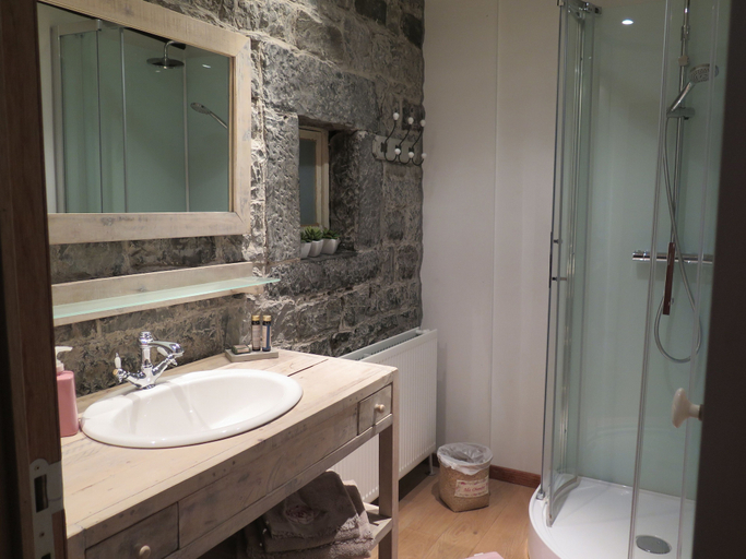 Bathroom 5, La Buissonnière, Liège