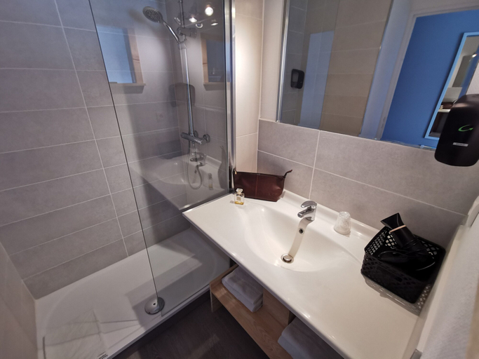 Bathroom 5, Ambotel La Tourmaline, Ain
