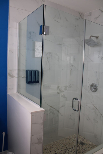 Bathroom 4, Lucky Charm 401, Miami-Dade