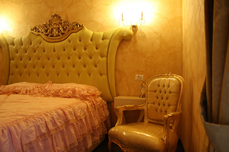 Bedroom 5, Pope's Suites, Rome