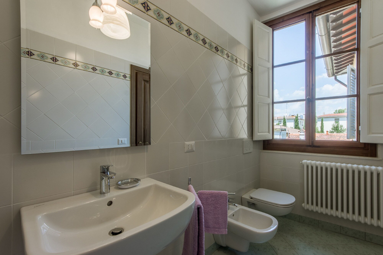 Bathroom 3, House in Florence Blue, Florence