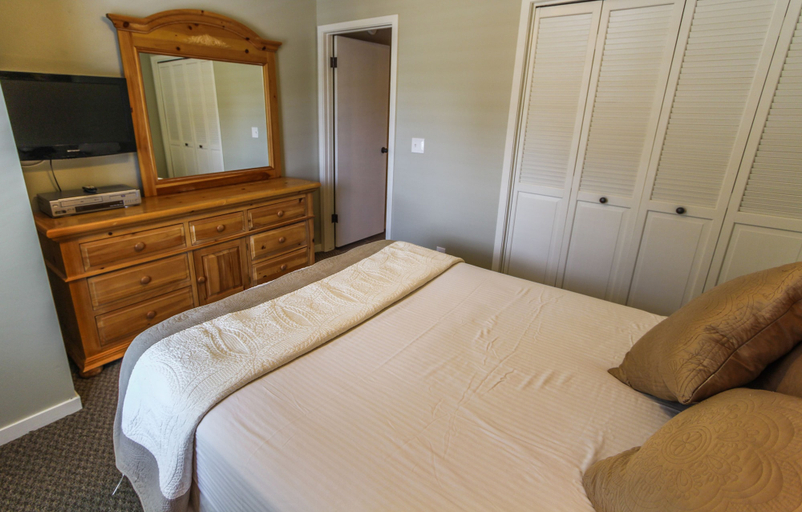 Bedroom 2, Skiers Lodge, Summit