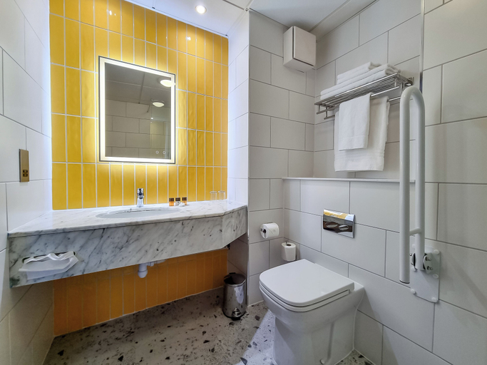 Bathroom 4, Cedar Court Harrogate, North Yorkshire