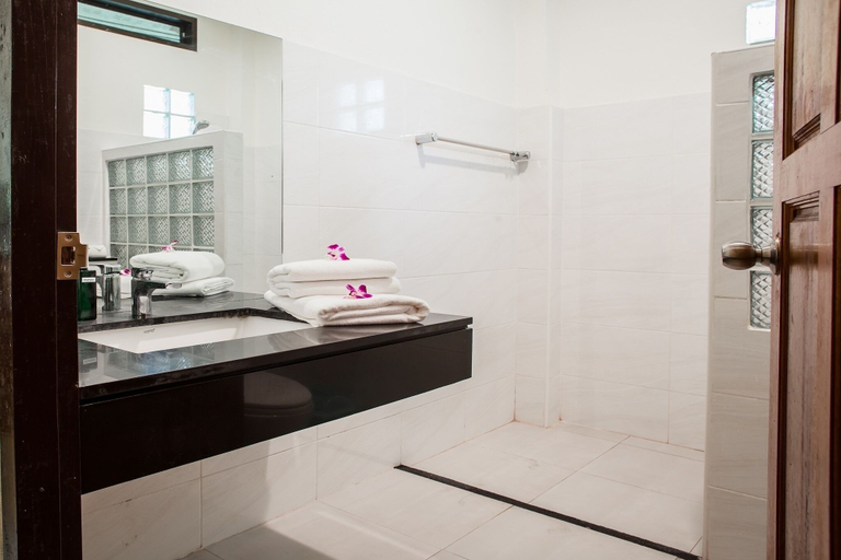 Bathroom 4, The Vatika Resort and Spa, Mueang Krabi