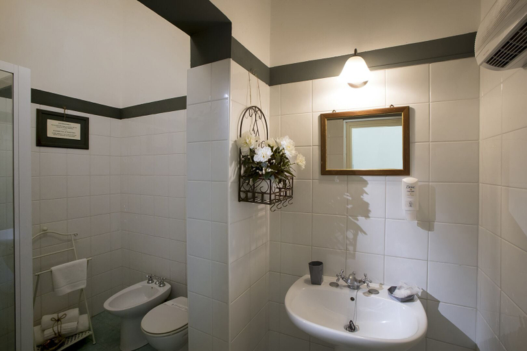 Bathroom 5, Ai Lumi, Trapani