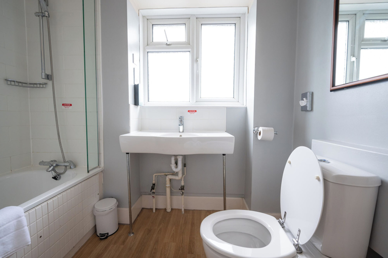 Bathroom 4, Commodore Hotel Bournemouth by Greene King Inns, Bournemouth