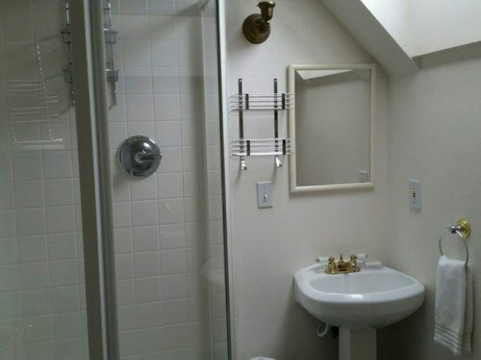Bathroom 4, Geiger Victorian B&B, Pierce