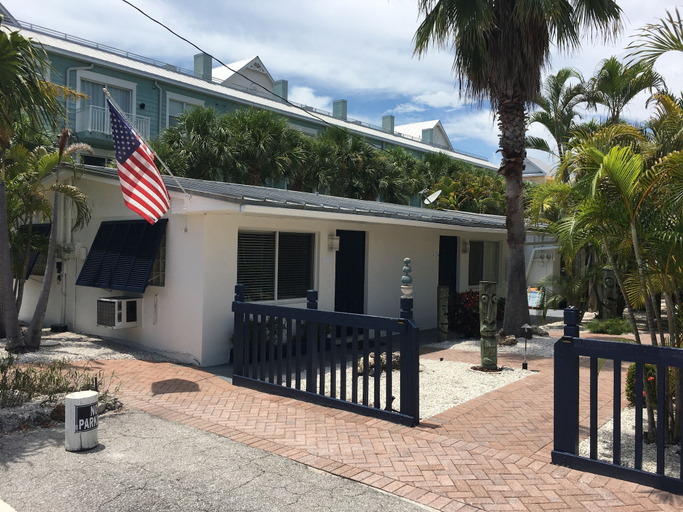 Exterior & Views 2, Bonita Beach Inn and Suites, Lee