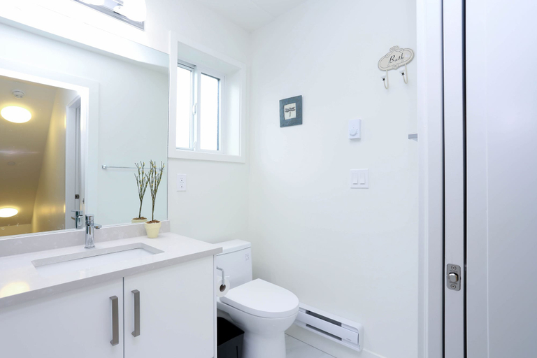 Bathroom 3, Tasteful 2 Bedroom Suite near Marine Gateway by Elevate Rooms, Greater Vancouver