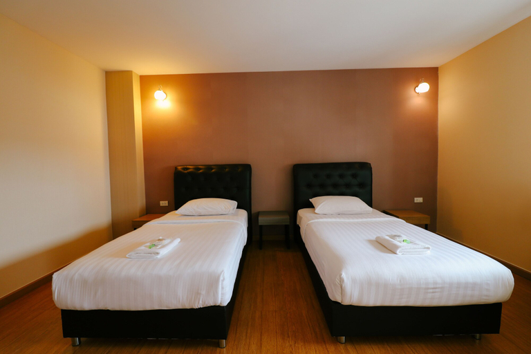 Bedroom 2, Triple Trees, Lam Luk Ka
