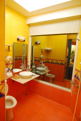 Bathroom 5, Ming-Jun Holiday Inn, Pingtung