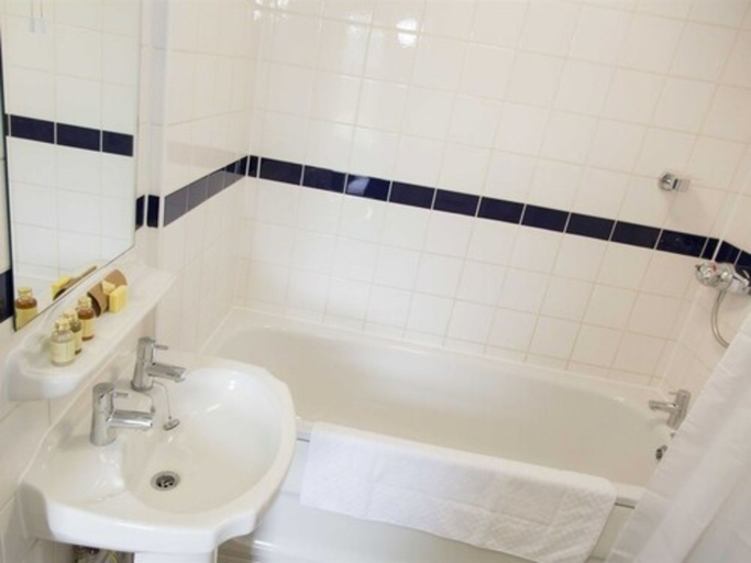 Bathroom 3, The Kings Arms Hotel - Inn, Wiltshire