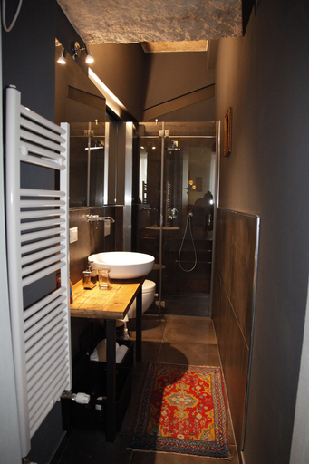 Bathroom 5, Juliet's Nest, Verona
