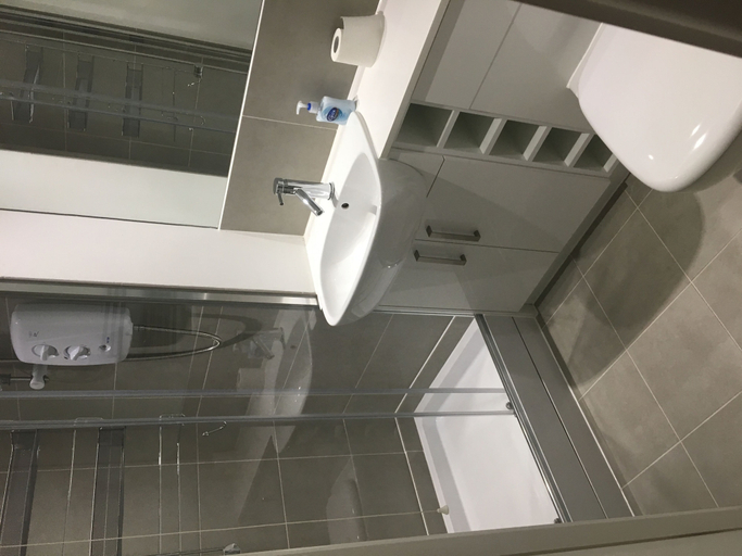 Bathroom, Town Apartment, Hertfordshire