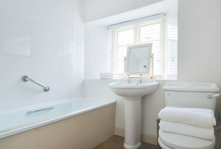 Bathroom 4, The Old Custom House, Cornwall