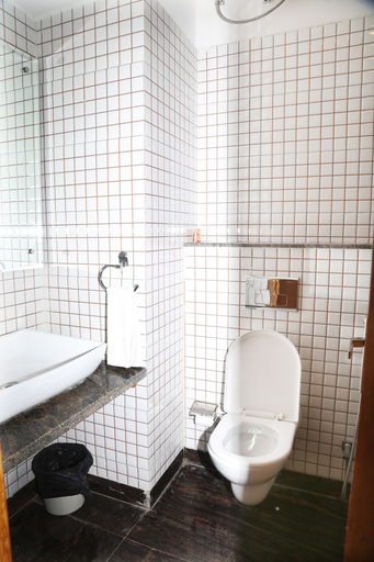 Bathroom, Qcent Gurgaon by Pacific Inn, Gurgaon