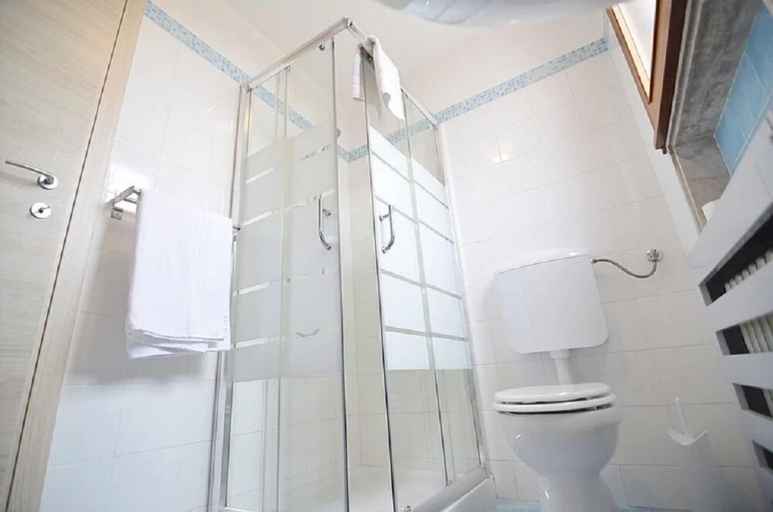 Bathroom 5, La Villa, Padua