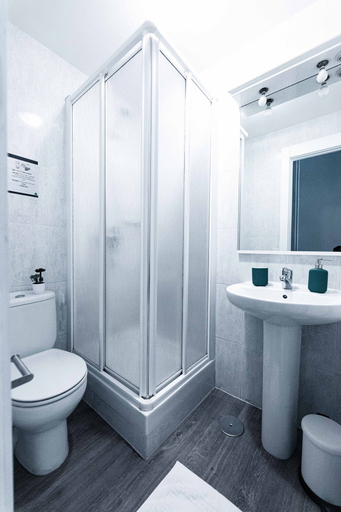 Bathroom 4, El HostALL, Madrid