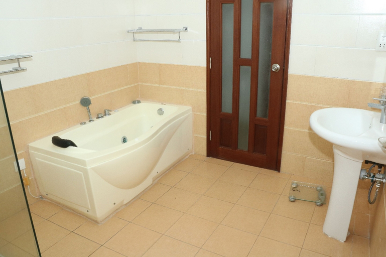 Bathroom 4, Wild Flower Apartment, Kisauni