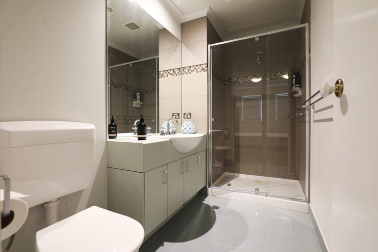 Bathroom, Extra Large 2 Bedroom Apartment in Melbournes Southbank, Melbourne