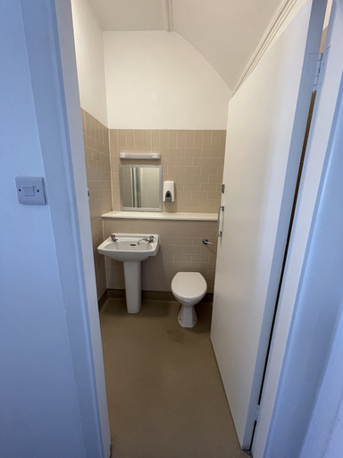 Bathroom 3, Leevin Hostel George, Dublin